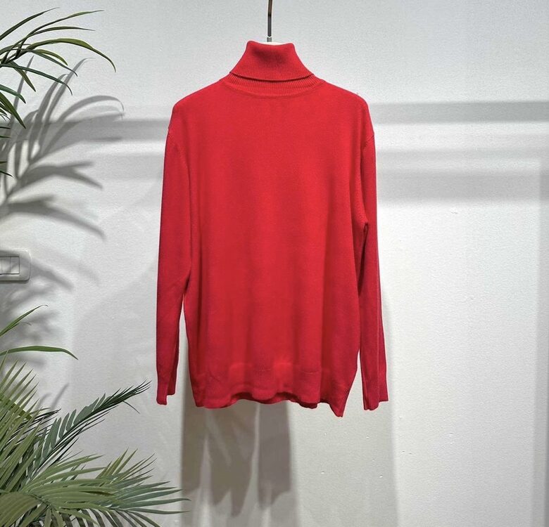 Džemperis - bītlene ar augsto apkakli un viskozi Sarkans Universāls izmērs 